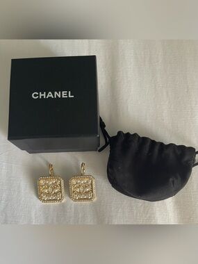 VTG Y2K CHANEL GOLD 1” SQUARE CC W/ PEARL & CRYSTAL DROP DANGLE PIERCED EARRINGS